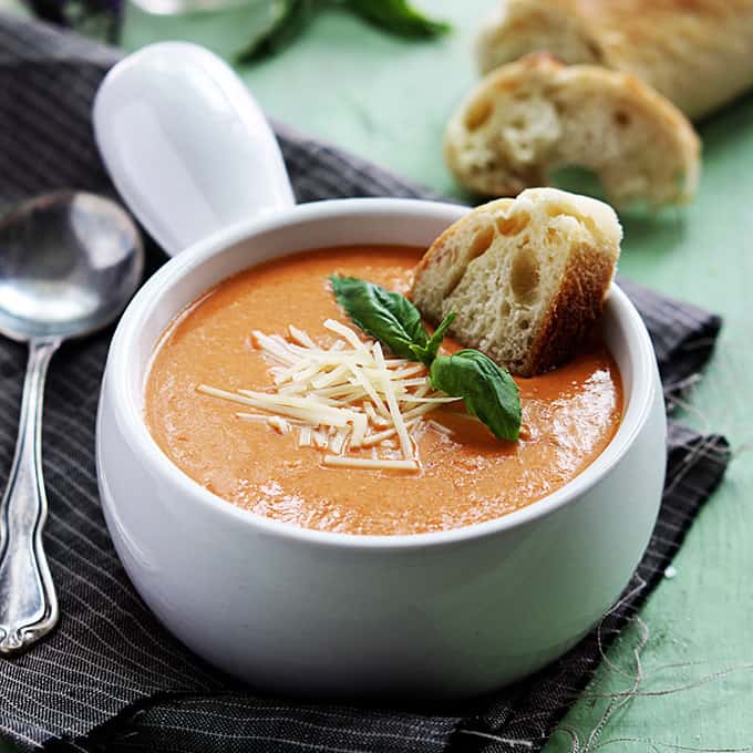 Томатный суп с базиликом и пармезаном на медленном огне